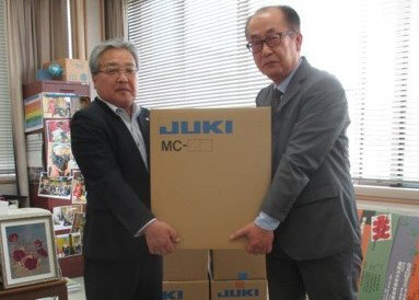 秋田県横手市教育委員会へ(寄贈者:JUKI 産機テクノロジー(株)社長 松本潔)